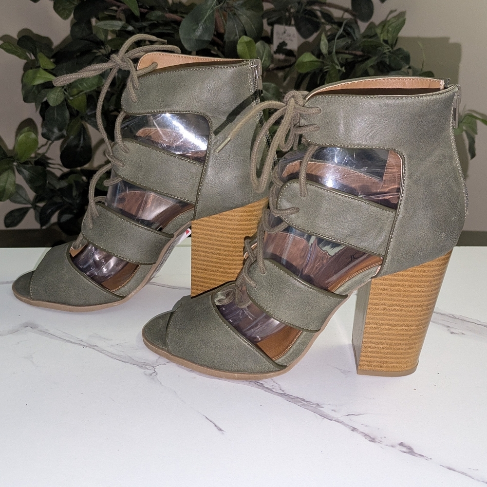 ❤️MUST GO❤️Sugar Olive Green Block Heel Sandals EUC - Picture 1 of 9